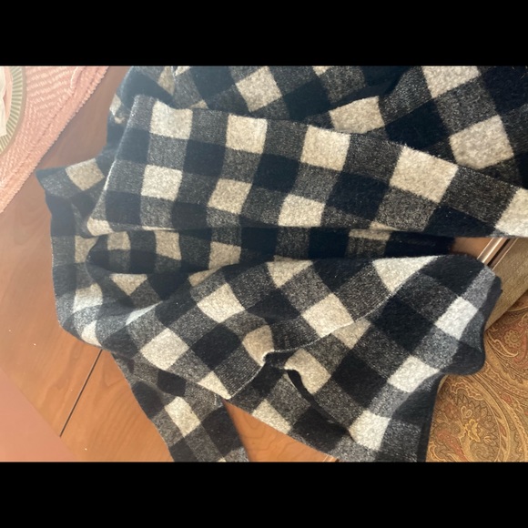 ‘Lauren’ checkered sweater. - Picture 7 of 7